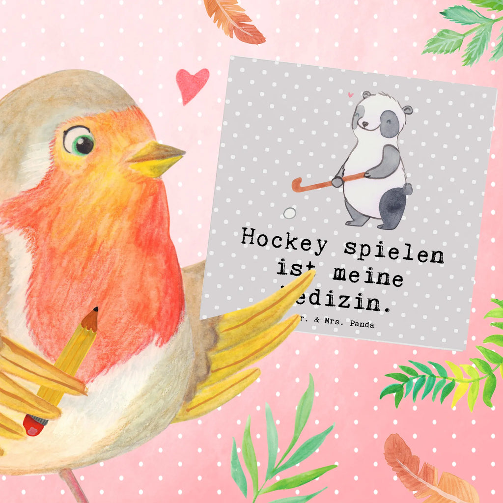 Deluxe Karte Panda Hockey spielen Karte, Grußkarte, Klappkarte, Einladungskarte, Glückwunschkarte, Hochzeitskarte, Geburtstagskarte, Hochwertige Grußkarte, Hochwertige Klappkarte, Geschenk, Sport, Sportart, Hobby, Schenken, Danke, Dankeschön, Auszeichnung, Gewinn, Sportler, Hockey spielen, Feldhockey, Hockeyschläger, Hockey Verein