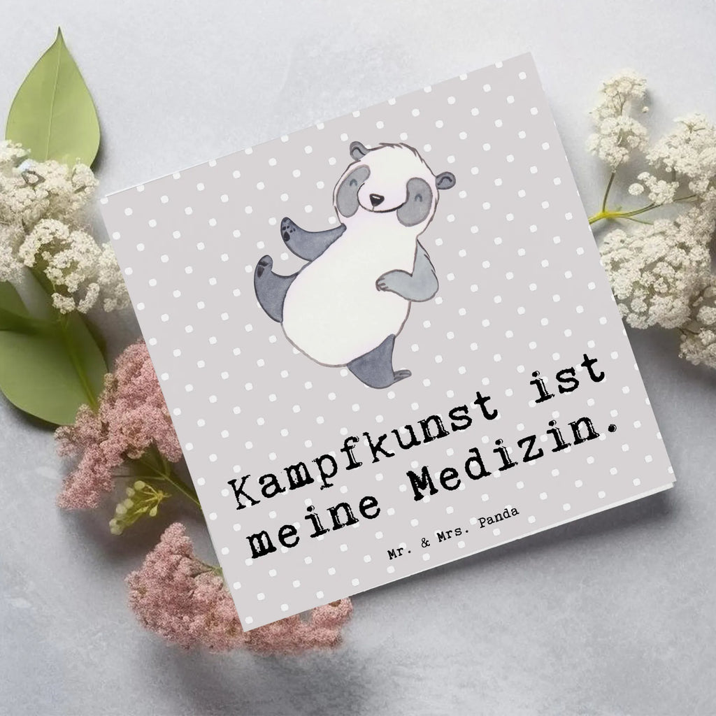 Deluxe Karte Panda Kampfkunst Karte, Grußkarte, Klappkarte, Einladungskarte, Glückwunschkarte, Hochzeitskarte, Geburtstagskarte, Hochwertige Grußkarte, Hochwertige Klappkarte, Geschenk, Sport, Sportart, Hobby, Schenken, Danke, Dankeschön, Auszeichnung, Gewinn, Sportler, Kampfkunst, Kampfsportarten, Selbstverteidigung