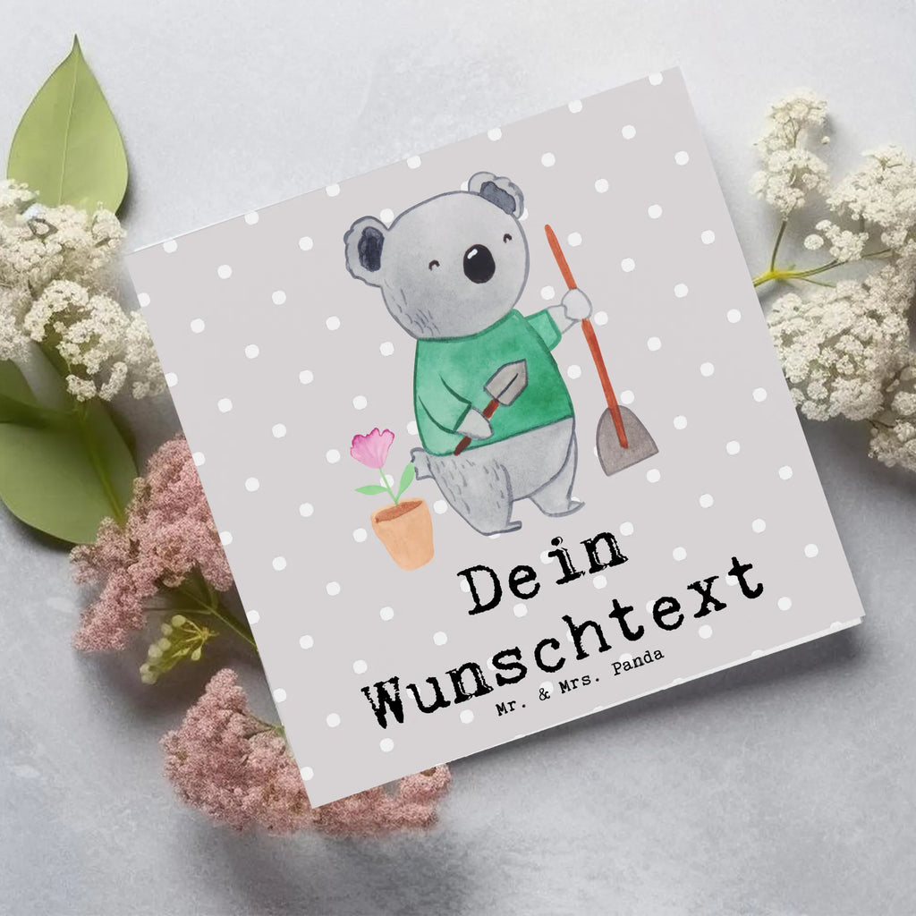 Personalisierte Deluxe Karte Garten- und Landschaftsbauerin Herz Personalisierte Grußkarte, Personalisiertere Klappkarte, Personalisierte Einladungskarte, Personalisierte Glückwunschkarte, Personalisierte Hochzeitskarte, Personalisierte Geburtstagskarte, Grußkarte mit Namen, Grußkarte selber drucken, Grußkarte selbst gestalten, Grußkarte mit persönlichen Nachrichten, Grußkarte als Geldgeschenk, Grußkarten personalisiert, Personalisierte Karte, Beruf, Ausbildung, Jubiläum, Abschied, Rente, Kollege, Kollegin, Geschenk, Schenken, Arbeitskollege, Mitarbeiter, Firma, Danke, Dankeschön, Gärtnerin, Gartenplaner, Gärtnerei, Gartenbau, Hobbygärtnerin, Garten- und Landschaftsbauerin