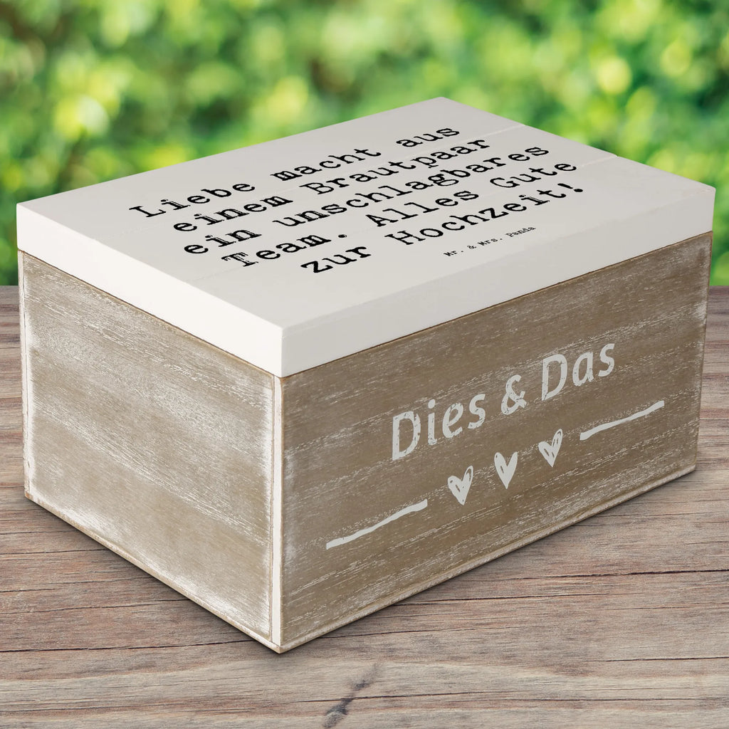 Holzkiste Spruch Unschlagbares Brautpaar Holzkiste, Kiste, Schatzkiste, Truhe, Schatulle, XXL, Erinnerungsbox, Erinnerungskiste, Dekokiste, Aufbewahrungsbox, Geschenkbox, Geschenkdose, Hochzeit, Hochzeitsgeschenk, Ehe, Hochzeitsfeier, Trauung, Trauungsgeschenk, Hochzeitskarte, Verlobungsfeier, Verlobungsgeschenk, Hochzeitsgeschenkideen, Hochzeitsgeschenke für Brautpaar