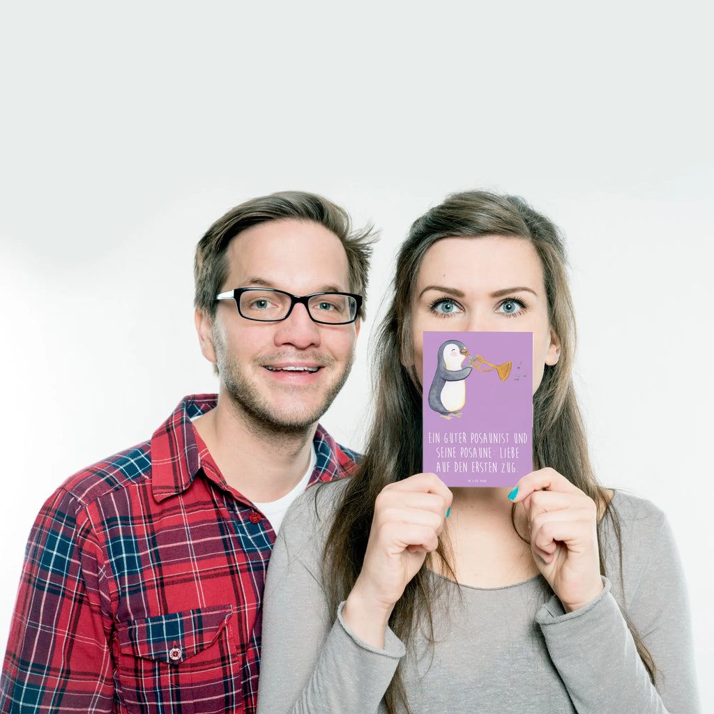 Postcard Ein guter Posaunist und seine Posaune: Liebe auf den ersten Zug. Postkarte, Karte, Geschenkkarte, Grußkarte, Einladung, Ansichtskarte, Geburtstagskarte, Einladungskarte, Dankeskarte, Ansichtskarten, Einladung Geburtstag, Einladungskarten Geburtstag, Instrumente, Geschenke Musiker, Musikliebhaber