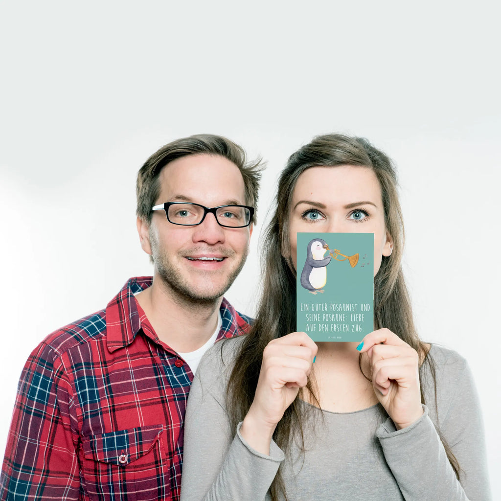 Postcard Ein guter Posaunist und seine Posaune: Liebe auf den ersten Zug. Postkarte, Karte, Geschenkkarte, Grußkarte, Einladung, Ansichtskarte, Geburtstagskarte, Einladungskarte, Dankeskarte, Ansichtskarten, Einladung Geburtstag, Einladungskarten Geburtstag, Instrumente, Geschenke Musiker, Musikliebhaber