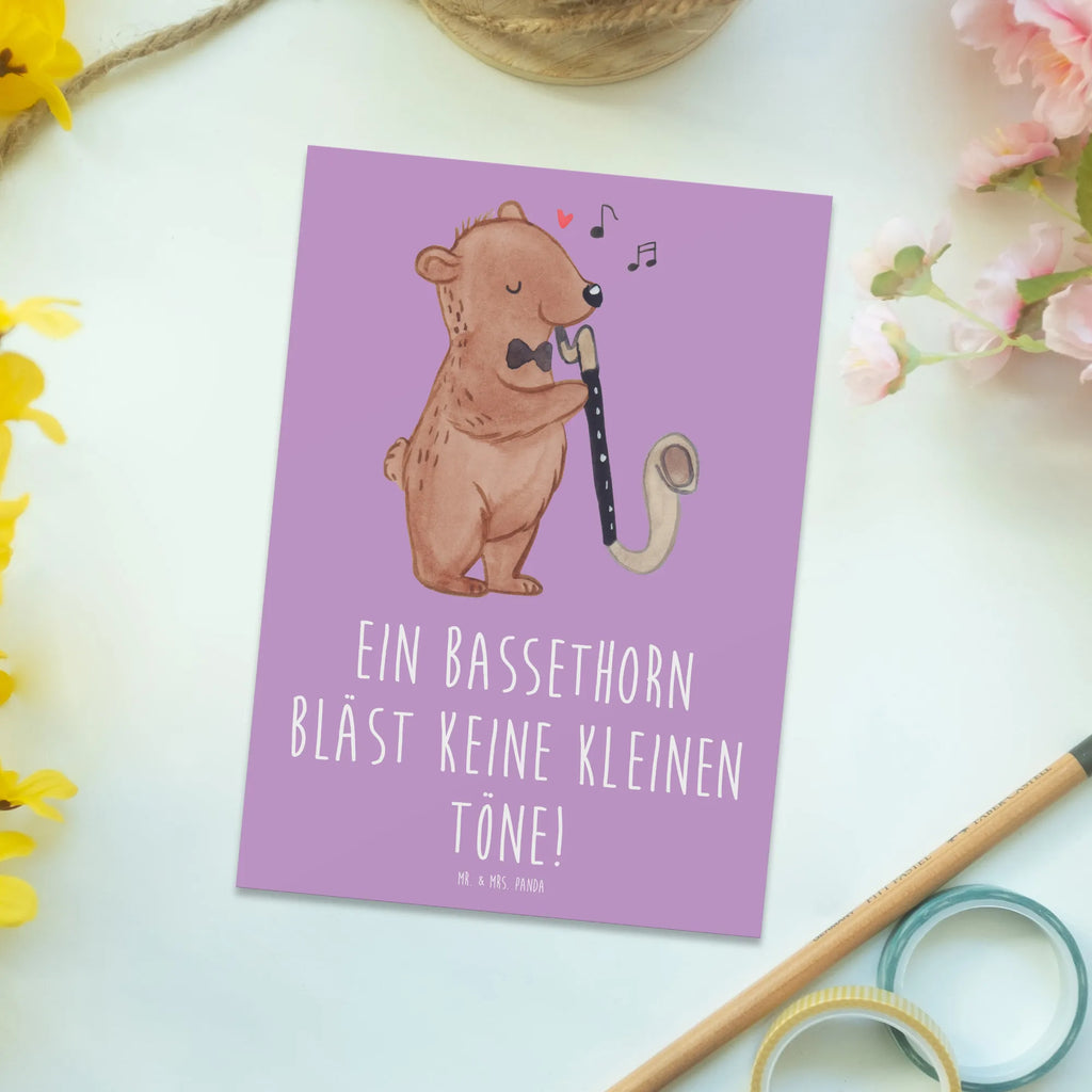 Postkarte Ein Bassethorn bläst keine kleinen Töne! Postkarte, Karte, Geschenkkarte, Grußkarte, Einladung, Ansichtskarte, Geburtstagskarte, Einladungskarte, Dankeskarte, Ansichtskarten, Einladung Geburtstag, Einladungskarten Geburtstag, Instrumente, Geschenke Musiker, Musikliebhaber