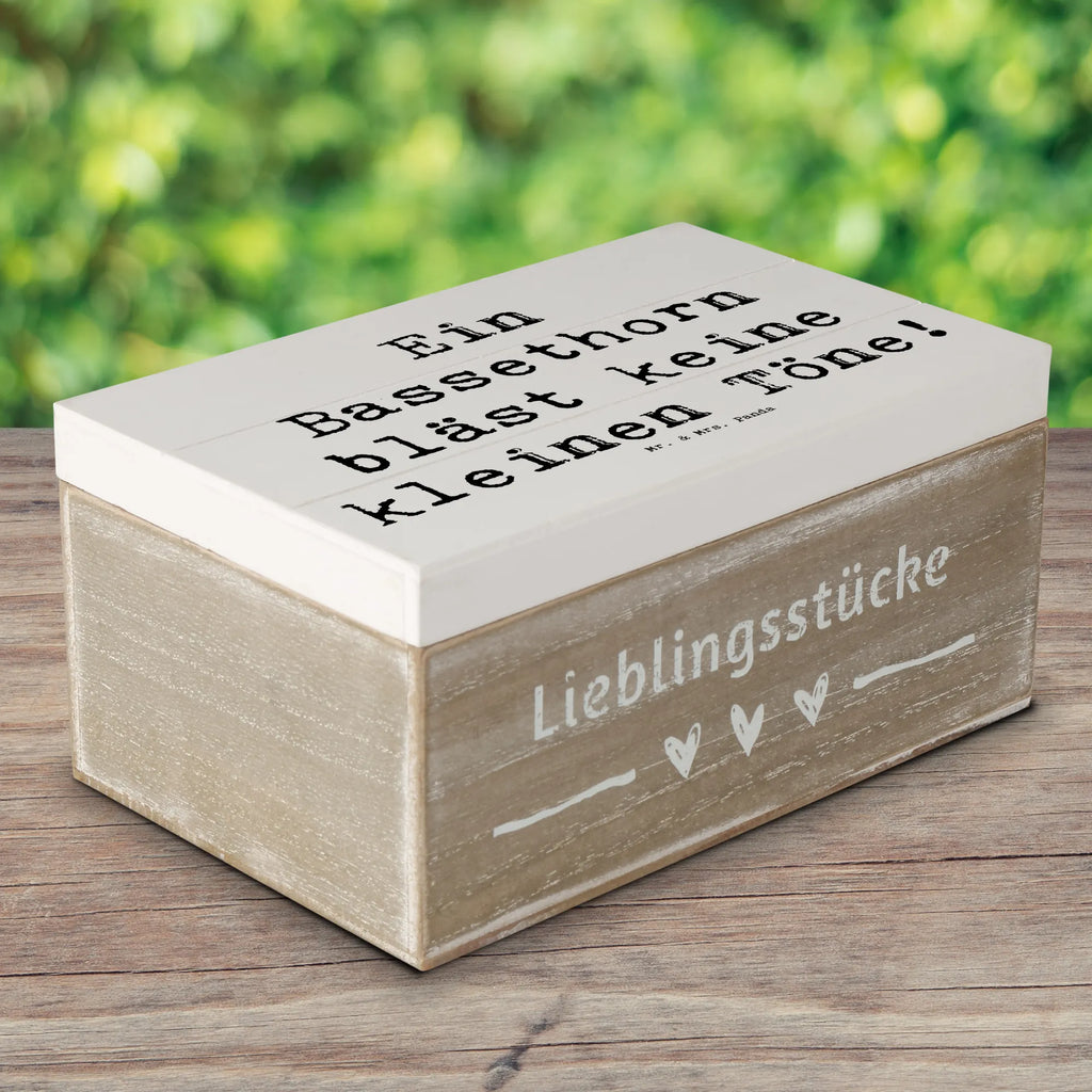 Holzkiste Spruch Ein Bassethorn bläst keine kleinen Töne! Holzkiste, Kiste, Schatzkiste, Truhe, Schatulle, XXL, Erinnerungsbox, Erinnerungskiste, Dekokiste, Aufbewahrungsbox, Geschenkbox, Geschenkdose, Instrumente, Geschenke Musiker, Musikliebhaber