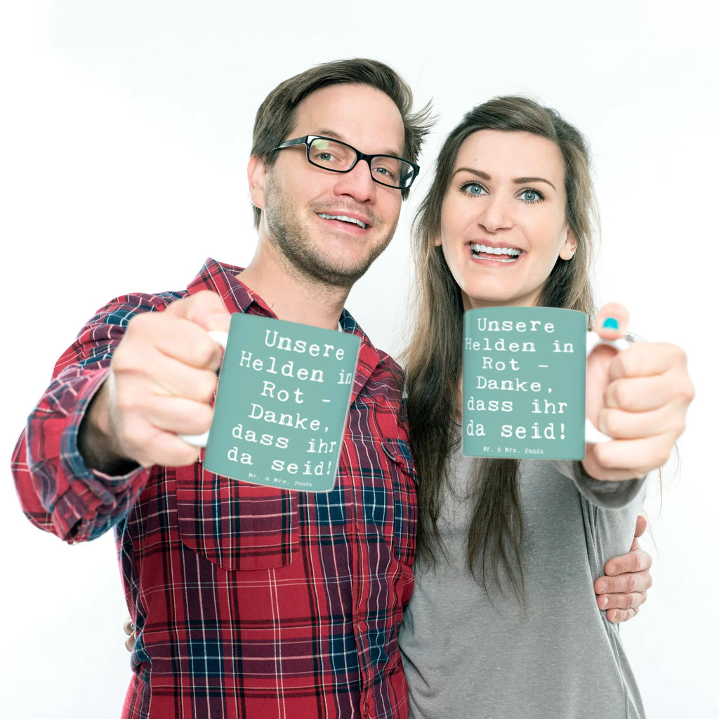 Tasse Unsere Helden in Rot - Danke, dass ihr da seid! Tasse, Kaffeetasse, Teetasse, Becher, Kaffeebecher, Teebecher, Keramiktasse, Porzellantasse, Büro Tasse, Geschenk Tasse, Tasse Sprüche, Tasse Motive, Kaffeetassen, Tasse bedrucken, Designer Tasse, Cappuccino Tassen, Schöne Teetassen