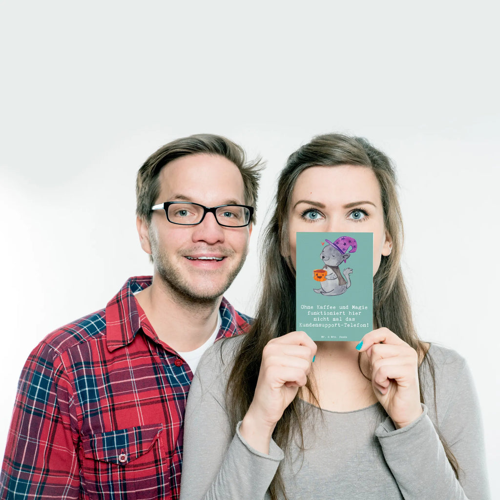 Postcard Ohne Kaffee und Magie funktioniert hier nicht mal das Kundensupport-Telefon! Postkarte, Karte, Geschenkkarte, Grußkarte, Einladung, Ansichtskarte, Geburtstagskarte, Einladungskarte, Dankeskarte, Ansichtskarten, Einladung Geburtstag, Einladungskarten Geburtstag, Beruf, Ausbildung, Jubiläum, Abschied, Rente, Kollege, Kollegin, Geschenk, Schenken, Arbeitskollege, Mitarbeiter, Firma, Danke, Dankeschön