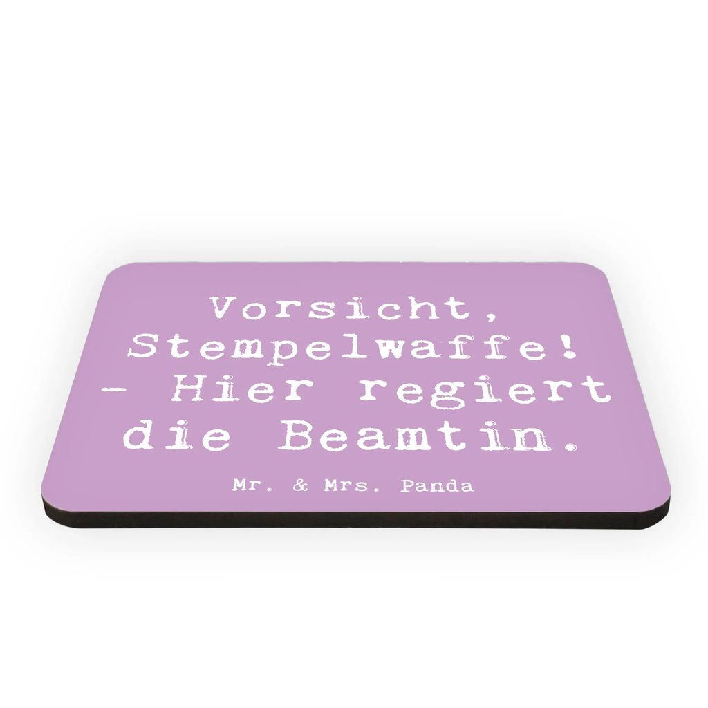 Magnet Spruch Beamtin Stempelwaffe Kühlschrankmagnet, Pinnwandmagnet, Souvenir Magnet, Motivmagnete, Dekomagnet, Whiteboard Magnet, Notiz Magnet, Kühlschrank Dekoration, Beruf, Ausbildung, Jubiläum, Abschied, Rente, Kollege, Kollegin, Geschenk, Schenken, Arbeitskollege, Mitarbeiter, Firma, Danke, Dankeschön