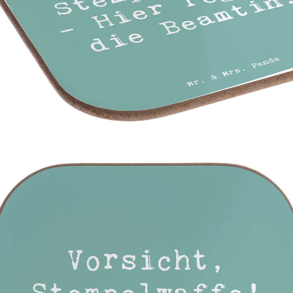 Untersetzer Spruch Beamtin Stempelwaffe Untersetzer, Bierdeckel, Glasuntersetzer, Untersetzer Gläser, Getränkeuntersetzer, Untersetzer aus Holz, Untersetzer für Gläser, Korkuntersetzer, Untersetzer Holz, Holzuntersetzer, Tassen Untersetzer, Untersetzer Design, Beruf, Ausbildung, Jubiläum, Abschied, Rente, Kollege, Kollegin, Geschenk, Schenken, Arbeitskollege, Mitarbeiter, Firma, Danke, Dankeschön