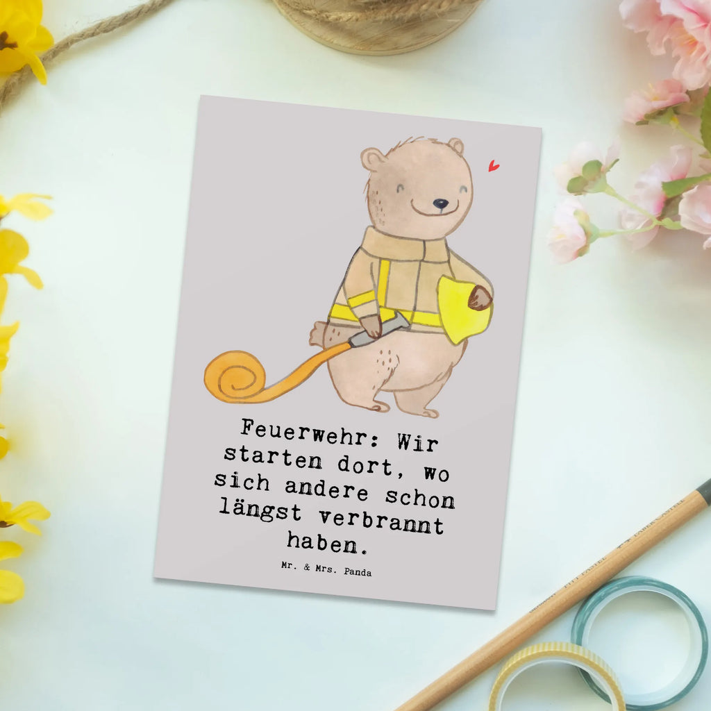 Postkarte Feuerwehrmann Helden Postkarte, Karte, Geschenkkarte, Grußkarte, Einladung, Ansichtskarte, Geburtstagskarte, Einladungskarte, Dankeskarte, Ansichtskarten, Einladung Geburtstag, Einladungskarten Geburtstag, Beruf, Ausbildung, Jubiläum, Abschied, Rente, Kollege, Kollegin, Geschenk, Schenken, Arbeitskollege, Mitarbeiter, Firma, Danke, Dankeschön