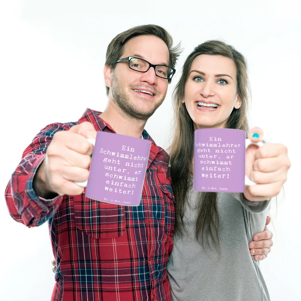 Mug Saying Ein Schwimmlehrer geht nicht unter, er schwimmt einfach weiter! Tasse, Kaffeetasse, Teetasse, Becher, Kaffeebecher, Teebecher, Keramiktasse, Porzellantasse, Büro Tasse, Geschenk Tasse, Tasse Sprüche, Tasse Motive, Kaffeetassen, Tasse bedrucken, Designer Tasse, Cappuccino Tassen, Schöne Teetassen, Beruf, Ausbildung, Jubiläum, Abschied, Rente, Kollege, Kollegin, Geschenk, Schenken, Arbeitskollege, Mitarbeiter, Firma, Danke, Dankeschön