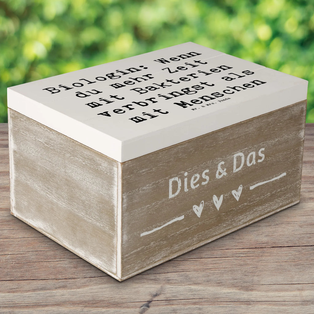 Holzkiste Spruch Biologin Bakterienliebe Holzkiste, Kiste, Schatzkiste, Truhe, Schatulle, XXL, Erinnerungsbox, Erinnerungskiste, Dekokiste, Aufbewahrungsbox, Geschenkbox, Geschenkdose, Beruf, Ausbildung, Jubiläum, Abschied, Rente, Kollege, Kollegin, Geschenk, Schenken, Arbeitskollege, Mitarbeiter, Firma, Danke, Dankeschön