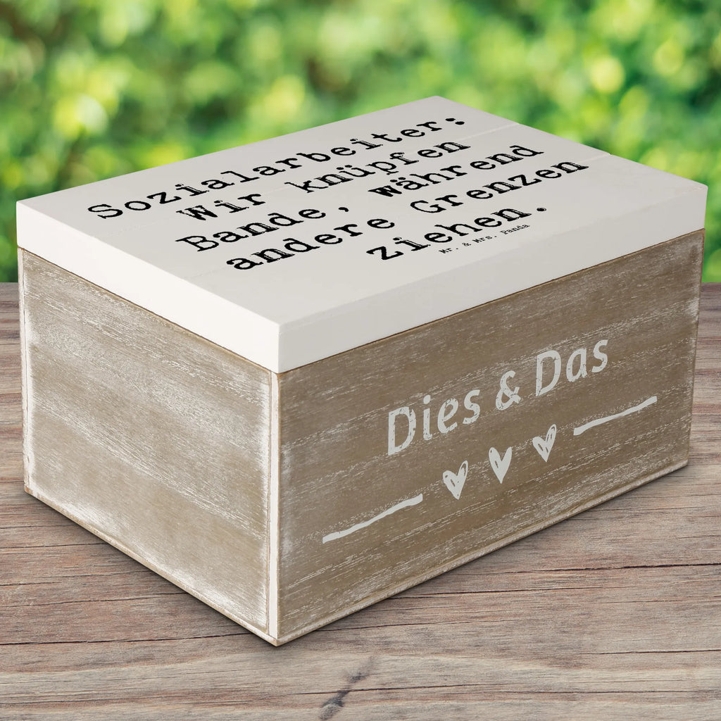 Holzkiste Spruch Sozialarbeiterin Bande knüpfen Holzkiste, Kiste, Schatzkiste, Truhe, Schatulle, XXL, Erinnerungsbox, Erinnerungskiste, Dekokiste, Aufbewahrungsbox, Geschenkbox, Geschenkdose, Beruf, Ausbildung, Jubiläum, Abschied, Rente, Kollege, Kollegin, Geschenk, Schenken, Arbeitskollege, Mitarbeiter, Firma, Danke, Dankeschön