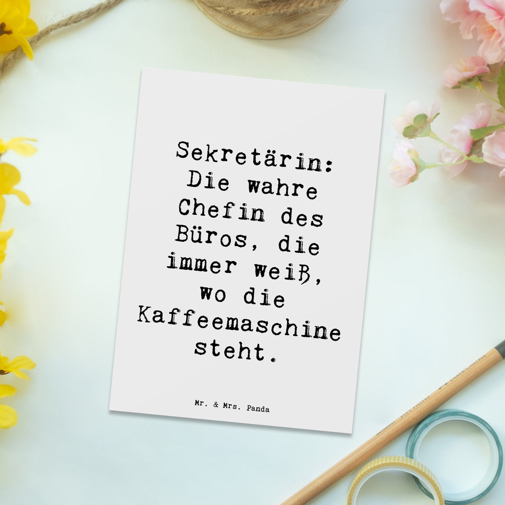 Postkarte Spruch Sekretärin: Die wahre Chefin des Büros, die immer weiß, wo die Kaffeemaschine steht. Postkarte, Karte, Geschenkkarte, Grußkarte, Einladung, Ansichtskarte, Geburtstagskarte, Einladungskarte, Dankeskarte, Ansichtskarten, Einladung Geburtstag, Einladungskarten Geburtstag, Beruf, Ausbildung, Jubiläum, Abschied, Rente, Kollege, Kollegin, Geschenk, Schenken, Arbeitskollege, Mitarbeiter, Firma, Danke, Dankeschön