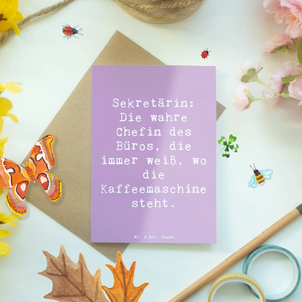 Grußkarte Spruch Sekretärin: Die wahre Chefin des Büros, die immer weiß, wo die Kaffeemaschine steht. Grußkarte, Klappkarte, Einladungskarte, Glückwunschkarte, Hochzeitskarte, Geburtstagskarte, Karte, Ansichtskarten, Beruf, Ausbildung, Jubiläum, Abschied, Rente, Kollege, Kollegin, Geschenk, Schenken, Arbeitskollege, Mitarbeiter, Firma, Danke, Dankeschön