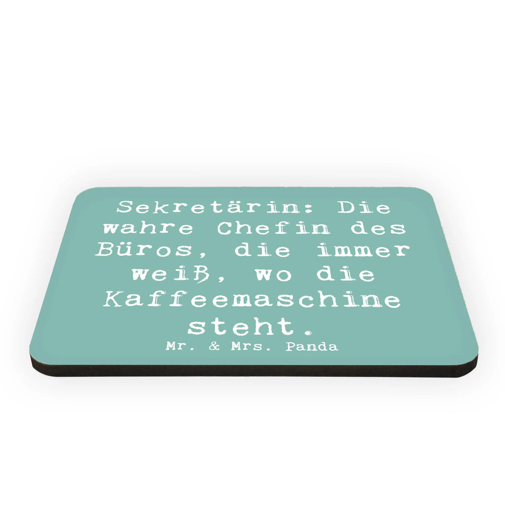 Magnet Spruch Sekretärin: Die wahre Chefin des Büros, die immer weiß, wo die Kaffeemaschine steht. Kühlschrankmagnet, Pinnwandmagnet, Souvenir Magnet, Motivmagnete, Dekomagnet, Whiteboard Magnet, Notiz Magnet, Kühlschrank Dekoration, Beruf, Ausbildung, Jubiläum, Abschied, Rente, Kollege, Kollegin, Geschenk, Schenken, Arbeitskollege, Mitarbeiter, Firma, Danke, Dankeschön