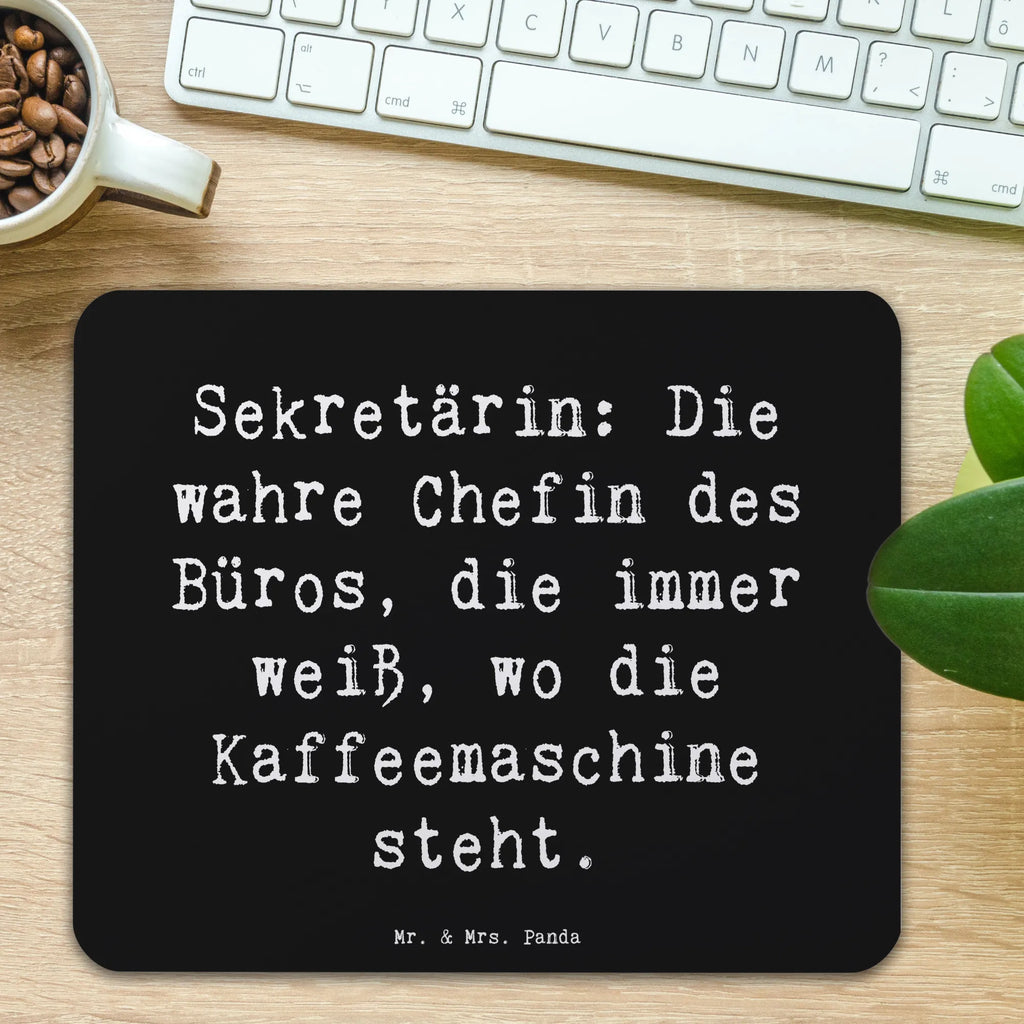 Mauspad Spruch Sekretärin: Die wahre Chefin des Büros, die immer weiß, wo die Kaffeemaschine steht. Mousepad, Computer zubehör, Büroausstattung, PC Zubehör, Arbeitszimmer, Mauspad, Einzigartiges Mauspad, Designer Mauspad, Mausunterlage, Mauspad Büro, Beruf, Ausbildung, Jubiläum, Abschied, Rente, Kollege, Kollegin, Geschenk, Schenken, Arbeitskollege, Mitarbeiter, Firma, Danke, Dankeschön