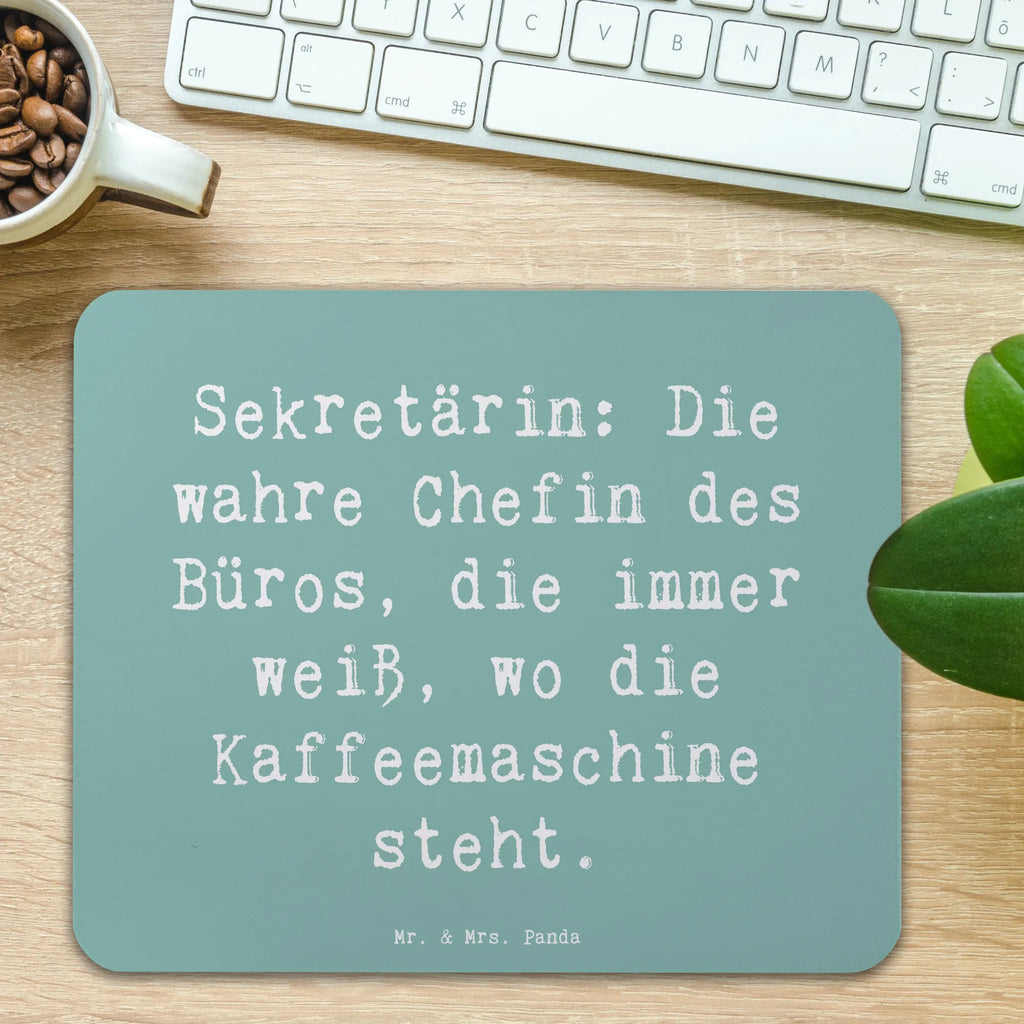 Mauspad Spruch Sekretärin: Die wahre Chefin des Büros, die immer weiß, wo die Kaffeemaschine steht. Mousepad, Computer zubehör, Büroausstattung, PC Zubehör, Arbeitszimmer, Mauspad, Einzigartiges Mauspad, Designer Mauspad, Mausunterlage, Mauspad Büro, Beruf, Ausbildung, Jubiläum, Abschied, Rente, Kollege, Kollegin, Geschenk, Schenken, Arbeitskollege, Mitarbeiter, Firma, Danke, Dankeschön