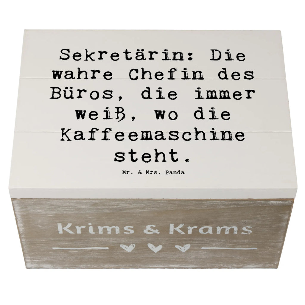 Holzkiste Spruch Sekretärin: Die wahre Chefin des Büros, die immer weiß, wo die Kaffeemaschine steht. Holzkiste, Kiste, Schatzkiste, Truhe, Schatulle, XXL, Erinnerungsbox, Erinnerungskiste, Dekokiste, Aufbewahrungsbox, Geschenkbox, Geschenkdose, Beruf, Ausbildung, Jubiläum, Abschied, Rente, Kollege, Kollegin, Geschenk, Schenken, Arbeitskollege, Mitarbeiter, Firma, Danke, Dankeschön