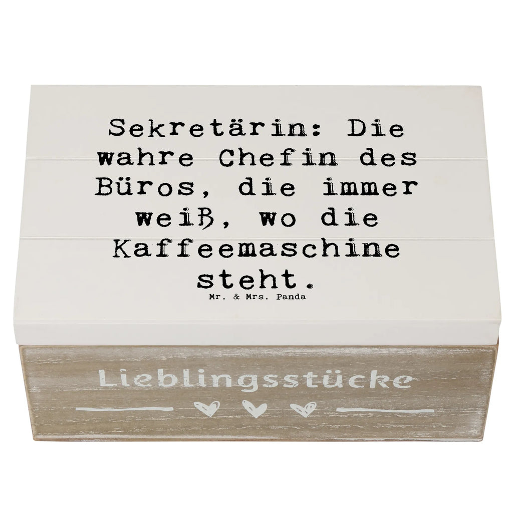 Holzkiste Spruch Sekretärin: Die wahre Chefin des Büros, die immer weiß, wo die Kaffeemaschine steht. Holzkiste, Kiste, Schatzkiste, Truhe, Schatulle, XXL, Erinnerungsbox, Erinnerungskiste, Dekokiste, Aufbewahrungsbox, Geschenkbox, Geschenkdose, Beruf, Ausbildung, Jubiläum, Abschied, Rente, Kollege, Kollegin, Geschenk, Schenken, Arbeitskollege, Mitarbeiter, Firma, Danke, Dankeschön