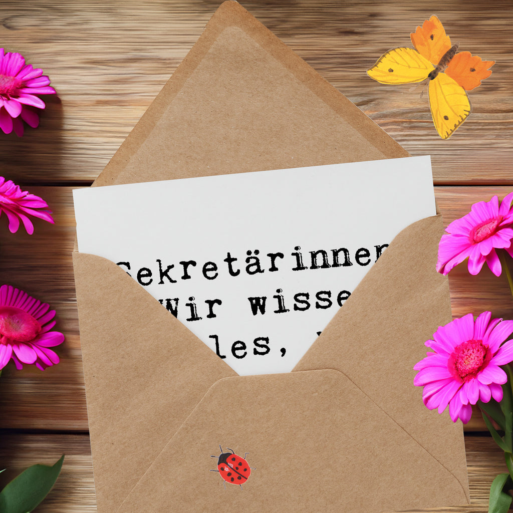 Deluxe Karte Spruch Sekretärinnen: Wir wissen alles, wir sagen es nur nicht. Karte, Grußkarte, Klappkarte, Einladungskarte, Glückwunschkarte, Hochzeitskarte, Geburtstagskarte, Hochwertige Grußkarte, Hochwertige Klappkarte, Beruf, Ausbildung, Jubiläum, Abschied, Rente, Kollege, Kollegin, Geschenk, Schenken, Arbeitskollege, Mitarbeiter, Firma, Danke, Dankeschön