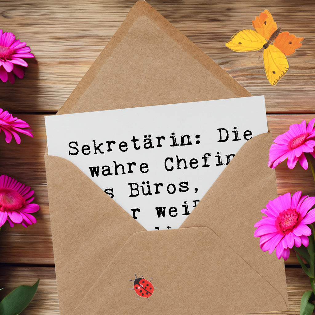 Deluxe Karte Spruch Sekretärin: Die wahre Chefin des Büros, die immer weiß, wo die Kaffeemaschine steht. Karte, Grußkarte, Klappkarte, Einladungskarte, Glückwunschkarte, Hochzeitskarte, Geburtstagskarte, Hochwertige Grußkarte, Hochwertige Klappkarte, Beruf, Ausbildung, Jubiläum, Abschied, Rente, Kollege, Kollegin, Geschenk, Schenken, Arbeitskollege, Mitarbeiter, Firma, Danke, Dankeschön