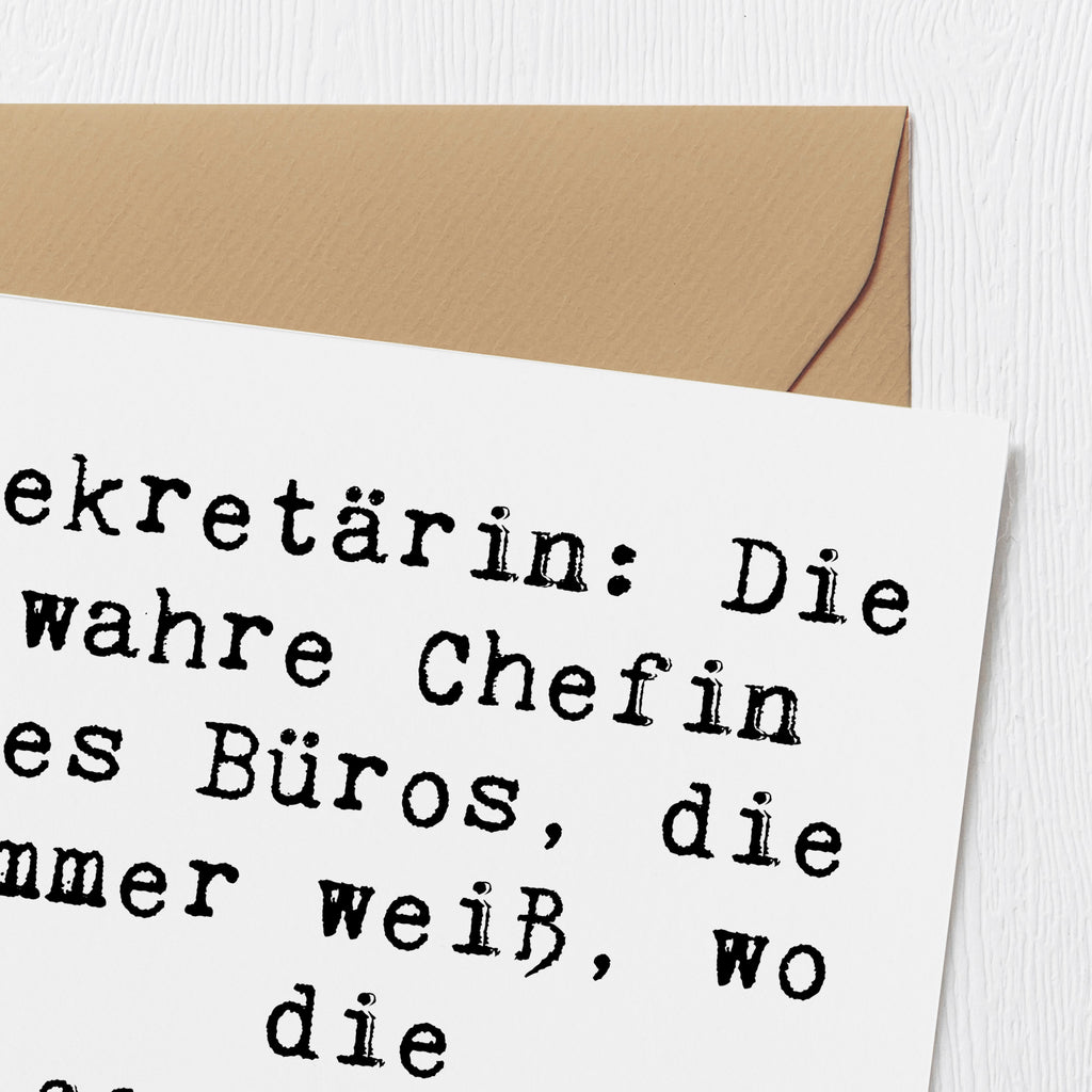 Deluxe Karte Spruch Sekretärin: Die wahre Chefin des Büros, die immer weiß, wo die Kaffeemaschine steht. Karte, Grußkarte, Klappkarte, Einladungskarte, Glückwunschkarte, Hochzeitskarte, Geburtstagskarte, Hochwertige Grußkarte, Hochwertige Klappkarte, Beruf, Ausbildung, Jubiläum, Abschied, Rente, Kollege, Kollegin, Geschenk, Schenken, Arbeitskollege, Mitarbeiter, Firma, Danke, Dankeschön