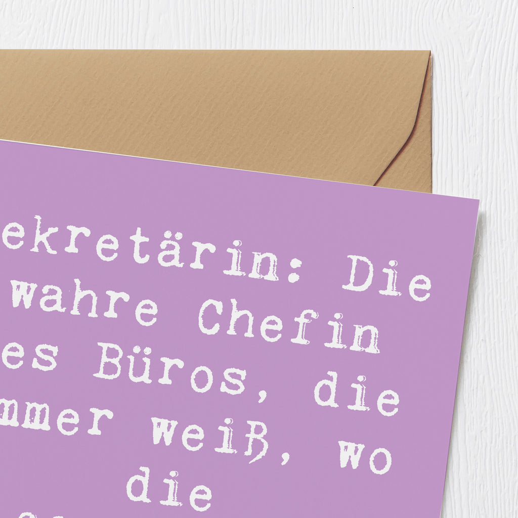 Deluxe Karte Spruch Sekretärin: Die wahre Chefin des Büros, die immer weiß, wo die Kaffeemaschine steht. Karte, Grußkarte, Klappkarte, Einladungskarte, Glückwunschkarte, Hochzeitskarte, Geburtstagskarte, Hochwertige Grußkarte, Hochwertige Klappkarte, Beruf, Ausbildung, Jubiläum, Abschied, Rente, Kollege, Kollegin, Geschenk, Schenken, Arbeitskollege, Mitarbeiter, Firma, Danke, Dankeschön