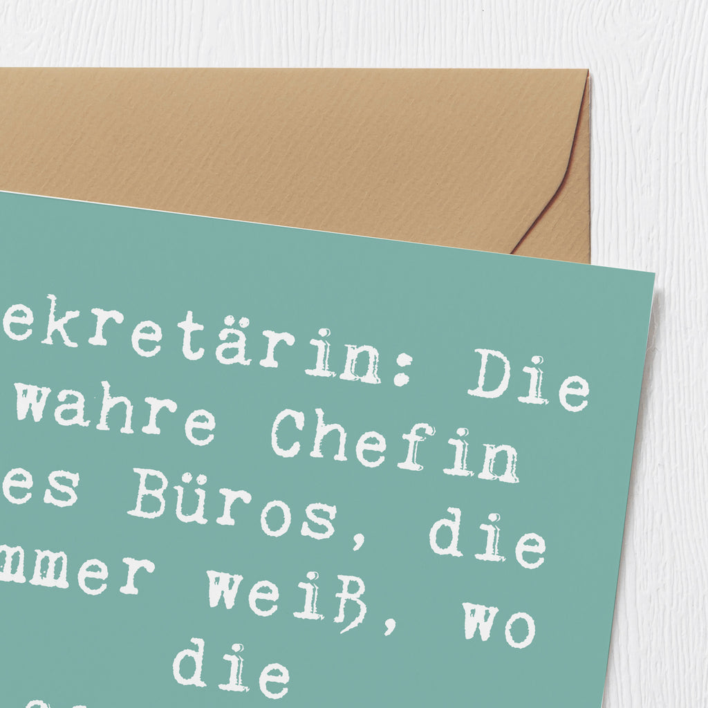 Deluxe Karte Spruch Sekretärin: Die wahre Chefin des Büros, die immer weiß, wo die Kaffeemaschine steht. Karte, Grußkarte, Klappkarte, Einladungskarte, Glückwunschkarte, Hochzeitskarte, Geburtstagskarte, Hochwertige Grußkarte, Hochwertige Klappkarte, Beruf, Ausbildung, Jubiläum, Abschied, Rente, Kollege, Kollegin, Geschenk, Schenken, Arbeitskollege, Mitarbeiter, Firma, Danke, Dankeschön