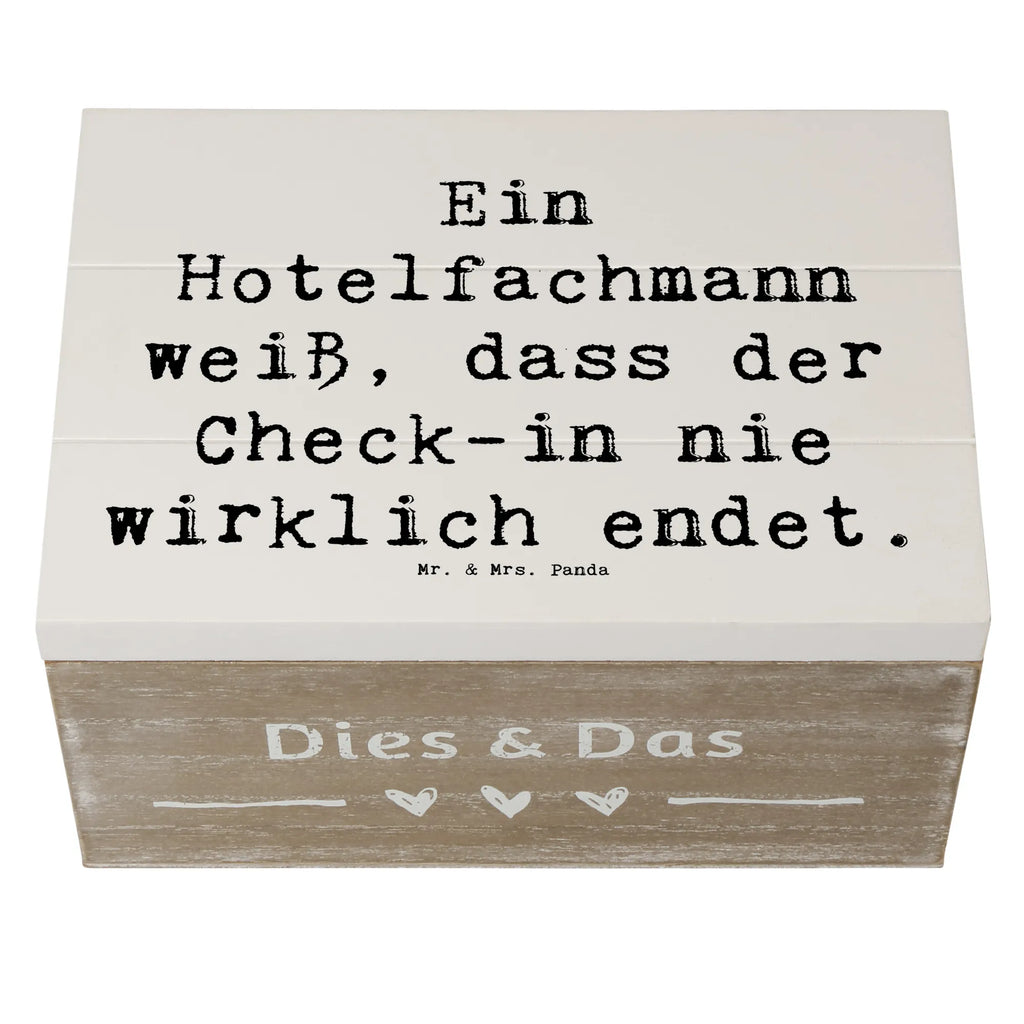 Holzkiste Spruch Ein Hotelfachmann weiß, dass der Check-in nie wirklich endet. Holzkiste, Kiste, Schatzkiste, Truhe, Schatulle, XXL, Erinnerungsbox, Erinnerungskiste, Dekokiste, Aufbewahrungsbox, Geschenkbox, Geschenkdose, Beruf, Ausbildung, Jubiläum, Abschied, Rente, Kollege, Kollegin, Geschenk, Schenken, Arbeitskollege, Mitarbeiter, Firma, Danke, Dankeschön