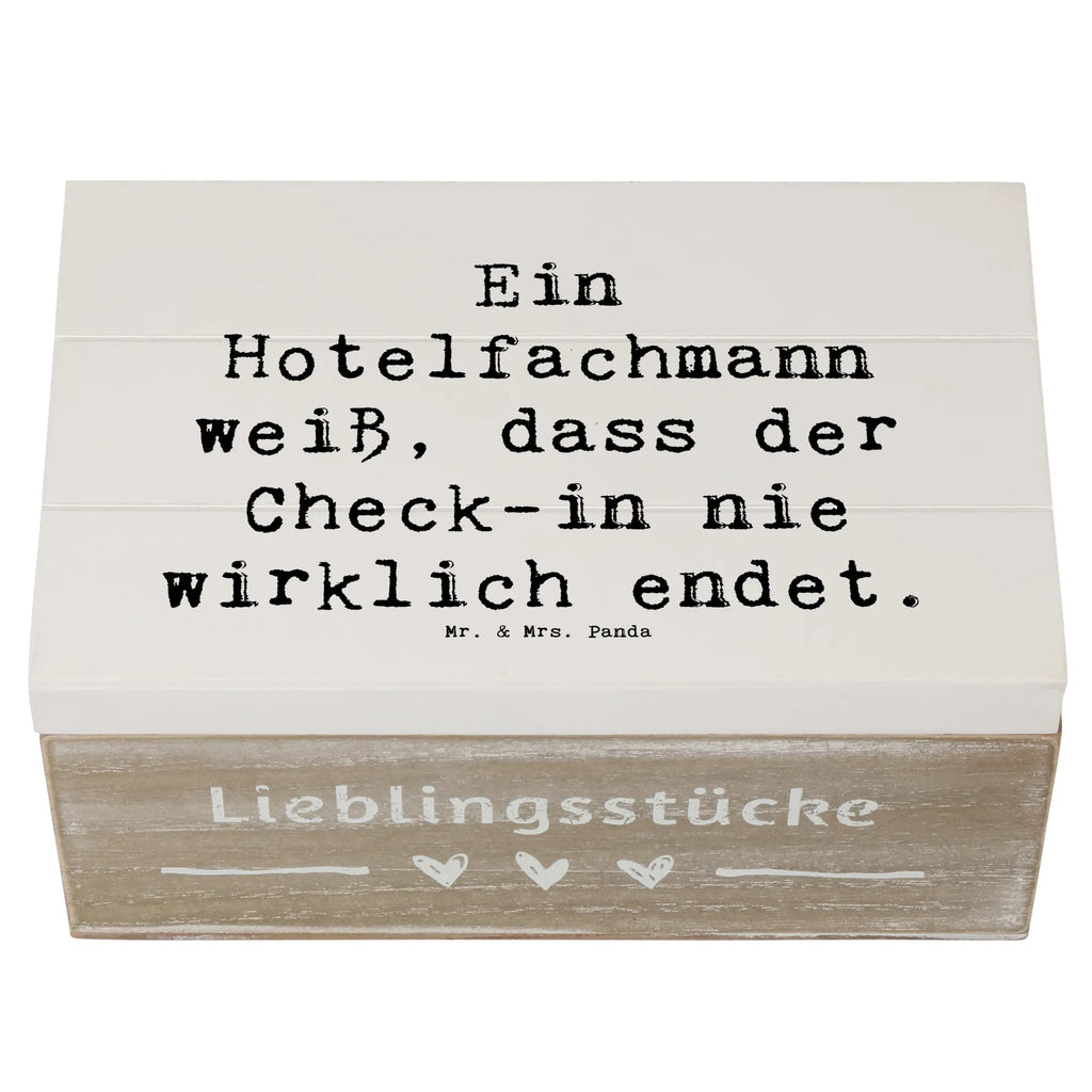 Holzkiste Spruch Ein Hotelfachmann weiß, dass der Check-in nie wirklich endet. Holzkiste, Kiste, Schatzkiste, Truhe, Schatulle, XXL, Erinnerungsbox, Erinnerungskiste, Dekokiste, Aufbewahrungsbox, Geschenkbox, Geschenkdose, Beruf, Ausbildung, Jubiläum, Abschied, Rente, Kollege, Kollegin, Geschenk, Schenken, Arbeitskollege, Mitarbeiter, Firma, Danke, Dankeschön