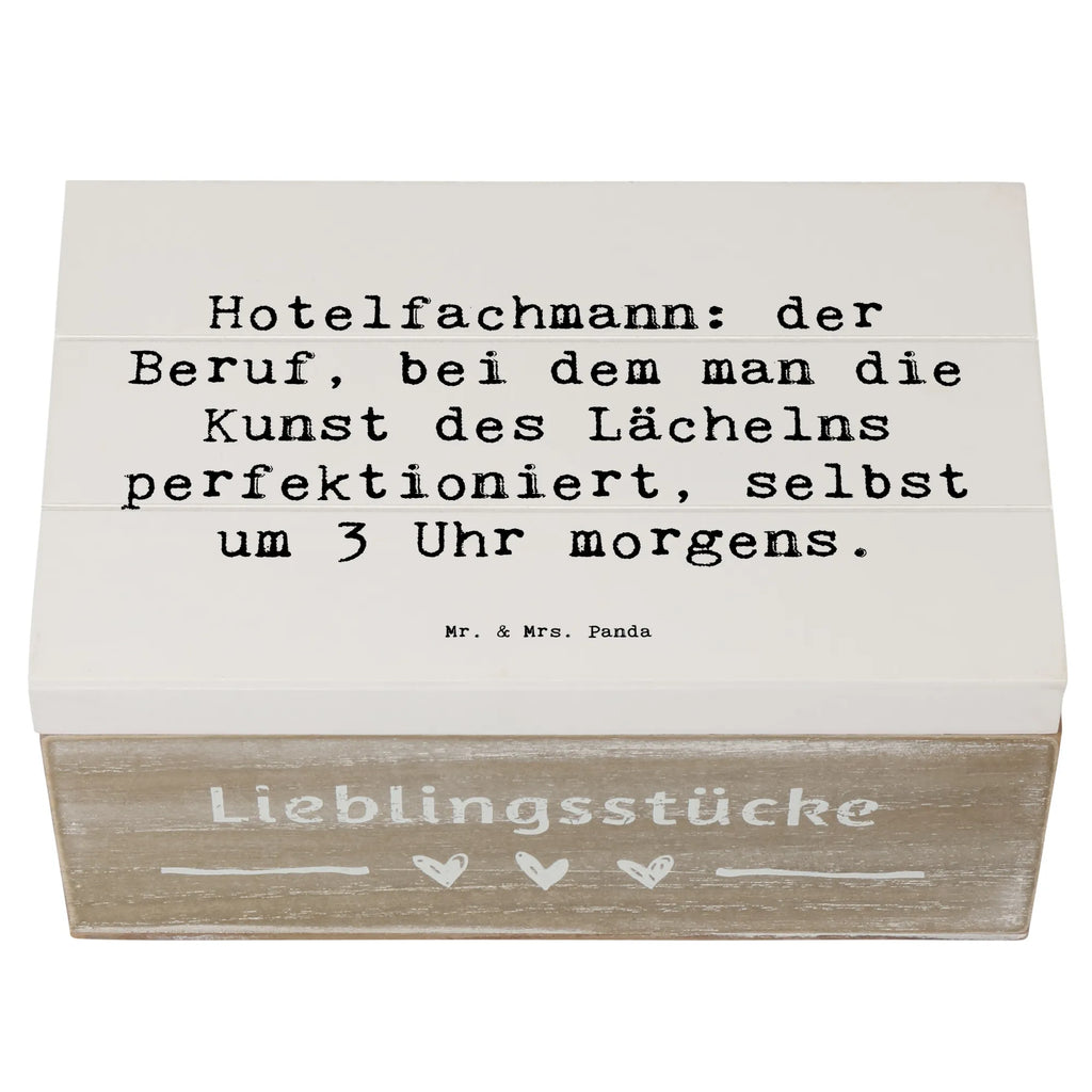 Holzkiste Spruch Hotelfachmann: der Beruf, bei dem man die Kunst des Lächelns perfektioniert, selbst um 3 Uhr morgens. Holzkiste, Kiste, Schatzkiste, Truhe, Schatulle, XXL, Erinnerungsbox, Erinnerungskiste, Dekokiste, Aufbewahrungsbox, Geschenkbox, Geschenkdose, Beruf, Ausbildung, Jubiläum, Abschied, Rente, Kollege, Kollegin, Geschenk, Schenken, Arbeitskollege, Mitarbeiter, Firma, Danke, Dankeschön