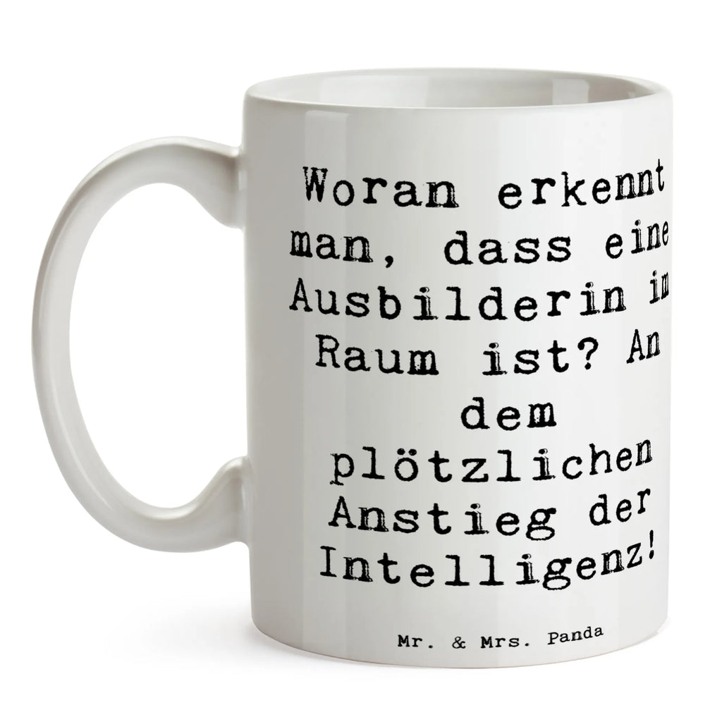 Tasse Spruch Woran erkennt man, dass eine Ausbilderin im Raum ist? An dem plötzlichen Anstieg der Intelligenz! Tasse, Kaffeetasse, Teetasse, Becher, Kaffeebecher, Teebecher, Keramiktasse, Porzellantasse, Büro Tasse, Geschenk Tasse, Tasse Sprüche, Tasse Motive, Kaffeetassen, Tasse bedrucken, Designer Tasse, Cappuccino Tassen, Schöne Teetassen, Beruf, Ausbildung, Jubiläum, Abschied, Rente, Kollege, Kollegin, Geschenk, Schenken, Arbeitskollege, Mitarbeiter, Firma, Danke, Dankeschön