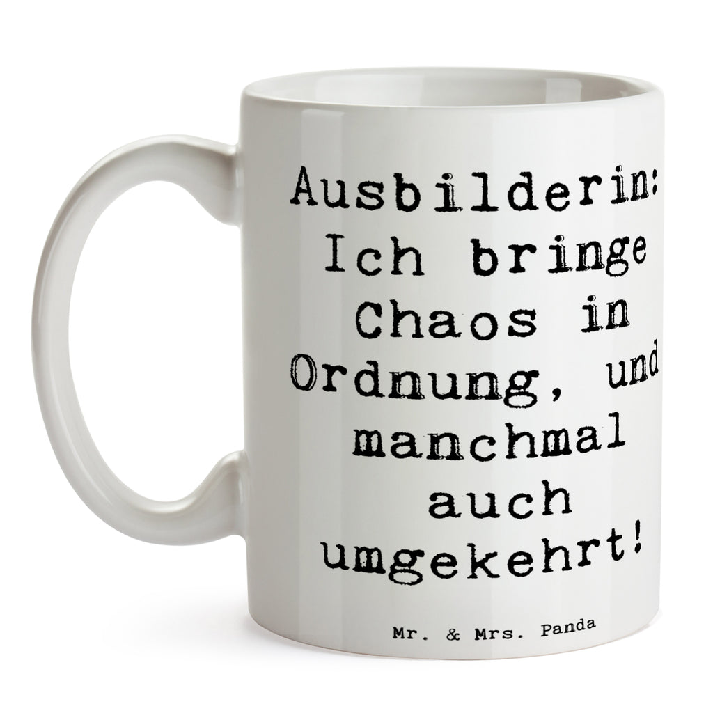 Tasse Spruch Ausbilderin: Ich bringe Chaos in Ordnung, und manchmal auch umgekehrt! Tasse, Kaffeetasse, Teetasse, Becher, Kaffeebecher, Teebecher, Keramiktasse, Porzellantasse, Büro Tasse, Geschenk Tasse, Tasse Sprüche, Tasse Motive, Kaffeetassen, Tasse bedrucken, Designer Tasse, Cappuccino Tassen, Schöne Teetassen, Beruf, Ausbildung, Jubiläum, Abschied, Rente, Kollege, Kollegin, Geschenk, Schenken, Arbeitskollege, Mitarbeiter, Firma, Danke, Dankeschön