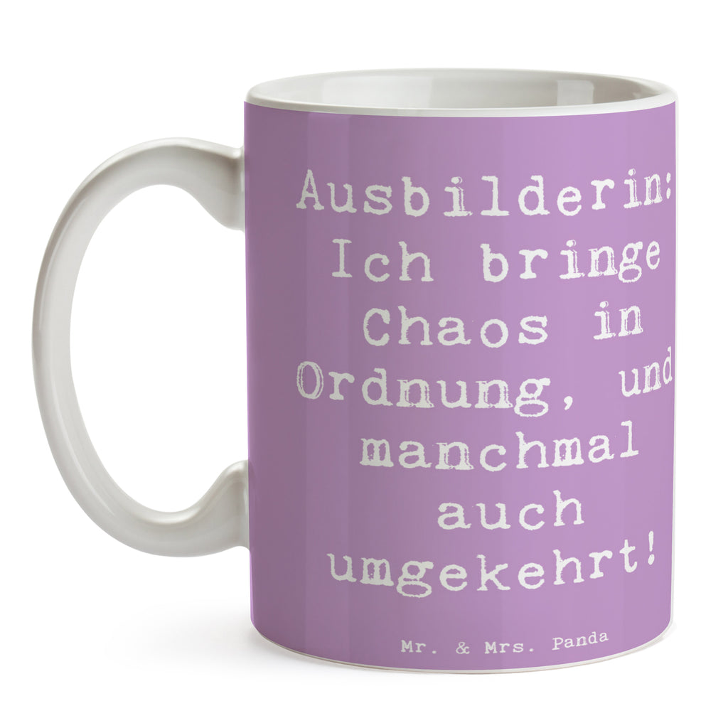 Tasse Spruch Ausbilderin: Ich bringe Chaos in Ordnung, und manchmal auch umgekehrt! Tasse, Kaffeetasse, Teetasse, Becher, Kaffeebecher, Teebecher, Keramiktasse, Porzellantasse, Büro Tasse, Geschenk Tasse, Tasse Sprüche, Tasse Motive, Kaffeetassen, Tasse bedrucken, Designer Tasse, Cappuccino Tassen, Schöne Teetassen, Beruf, Ausbildung, Jubiläum, Abschied, Rente, Kollege, Kollegin, Geschenk, Schenken, Arbeitskollege, Mitarbeiter, Firma, Danke, Dankeschön