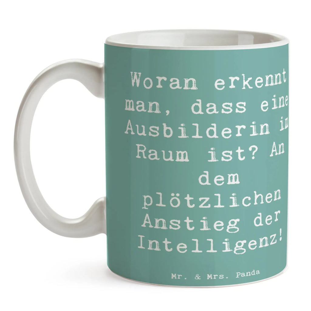 Tasse Spruch Woran erkennt man, dass eine Ausbilderin im Raum ist? An dem plötzlichen Anstieg der Intelligenz! Tasse, Kaffeetasse, Teetasse, Becher, Kaffeebecher, Teebecher, Keramiktasse, Porzellantasse, Büro Tasse, Geschenk Tasse, Tasse Sprüche, Tasse Motive, Kaffeetassen, Tasse bedrucken, Designer Tasse, Cappuccino Tassen, Schöne Teetassen, Beruf, Ausbildung, Jubiläum, Abschied, Rente, Kollege, Kollegin, Geschenk, Schenken, Arbeitskollege, Mitarbeiter, Firma, Danke, Dankeschön