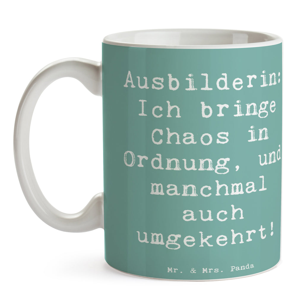 Tasse Spruch Ausbilderin: Ich bringe Chaos in Ordnung, und manchmal auch umgekehrt! Tasse, Kaffeetasse, Teetasse, Becher, Kaffeebecher, Teebecher, Keramiktasse, Porzellantasse, Büro Tasse, Geschenk Tasse, Tasse Sprüche, Tasse Motive, Kaffeetassen, Tasse bedrucken, Designer Tasse, Cappuccino Tassen, Schöne Teetassen, Beruf, Ausbildung, Jubiläum, Abschied, Rente, Kollege, Kollegin, Geschenk, Schenken, Arbeitskollege, Mitarbeiter, Firma, Danke, Dankeschön