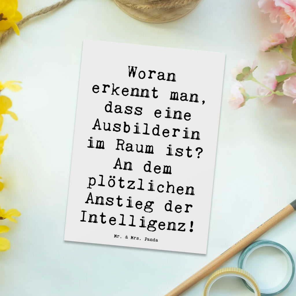 Postkarte Spruch Woran erkennt man, dass eine Ausbilderin im Raum ist? An dem plötzlichen Anstieg der Intelligenz! Postkarte, Karte, Geschenkkarte, Grußkarte, Einladung, Ansichtskarte, Geburtstagskarte, Einladungskarte, Dankeskarte, Ansichtskarten, Einladung Geburtstag, Einladungskarten Geburtstag, Beruf, Ausbildung, Jubiläum, Abschied, Rente, Kollege, Kollegin, Geschenk, Schenken, Arbeitskollege, Mitarbeiter, Firma, Danke, Dankeschön