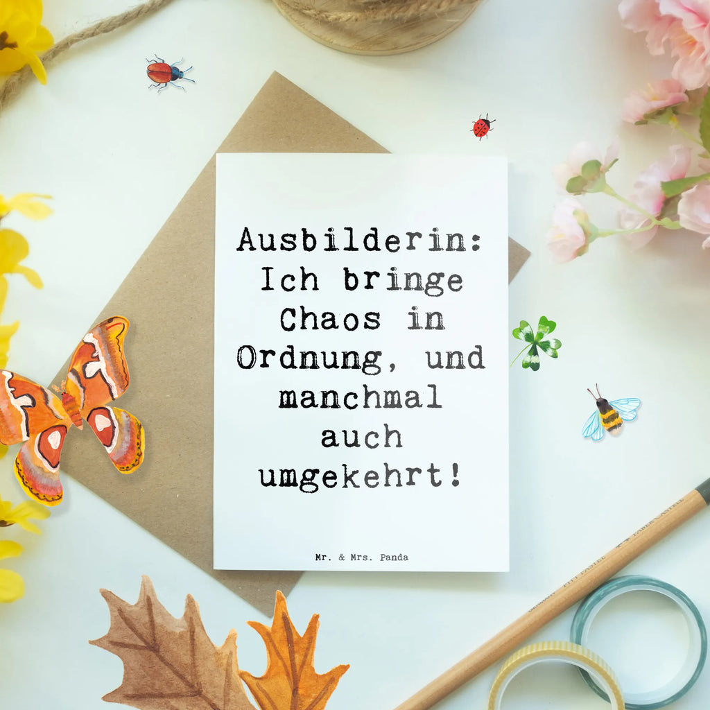 Grußkarte Spruch Ausbilderin: Ich bringe Chaos in Ordnung, und manchmal auch umgekehrt! Grußkarte, Klappkarte, Einladungskarte, Glückwunschkarte, Hochzeitskarte, Geburtstagskarte, Karte, Ansichtskarten, Beruf, Ausbildung, Jubiläum, Abschied, Rente, Kollege, Kollegin, Geschenk, Schenken, Arbeitskollege, Mitarbeiter, Firma, Danke, Dankeschön