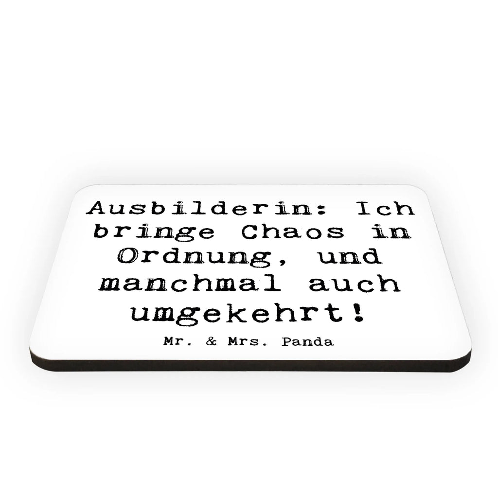 Magnet Spruch Ausbilderin: Ich bringe Chaos in Ordnung, und manchmal auch umgekehrt! Kühlschrankmagnet, Pinnwandmagnet, Souvenir Magnet, Motivmagnete, Dekomagnet, Whiteboard Magnet, Notiz Magnet, Kühlschrank Dekoration, Beruf, Ausbildung, Jubiläum, Abschied, Rente, Kollege, Kollegin, Geschenk, Schenken, Arbeitskollege, Mitarbeiter, Firma, Danke, Dankeschön