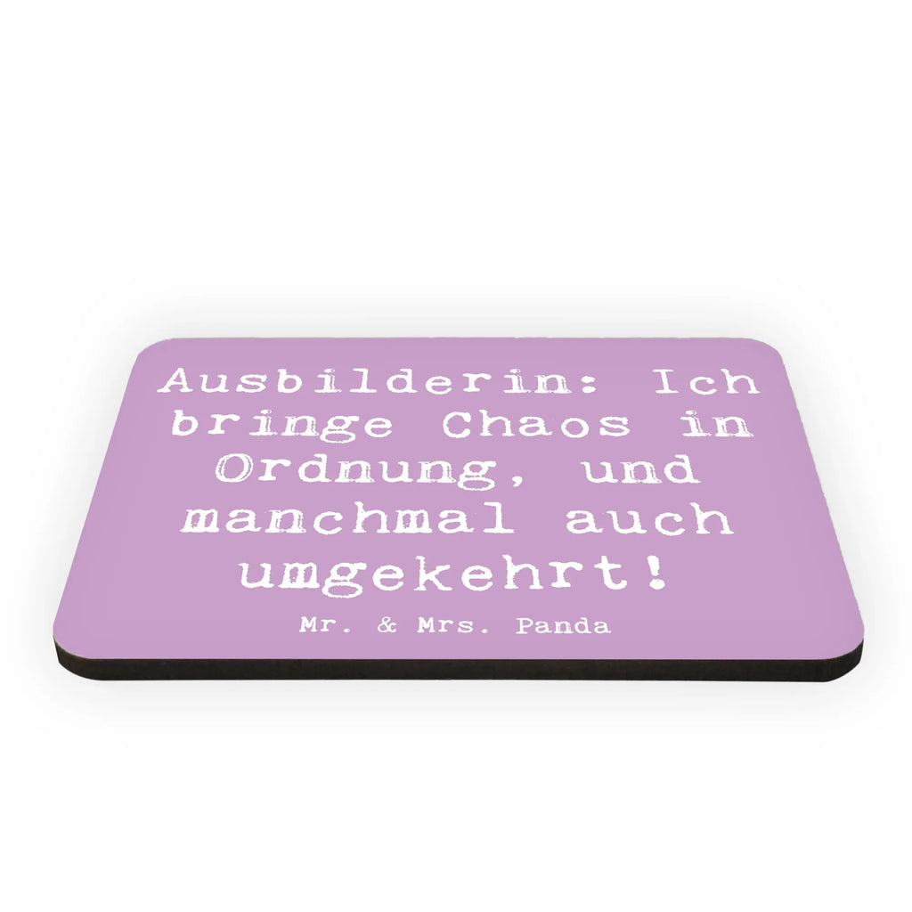 Magnet Spruch Ausbilderin: Ich bringe Chaos in Ordnung, und manchmal auch umgekehrt! Kühlschrankmagnet, Pinnwandmagnet, Souvenir Magnet, Motivmagnete, Dekomagnet, Whiteboard Magnet, Notiz Magnet, Kühlschrank Dekoration, Beruf, Ausbildung, Jubiläum, Abschied, Rente, Kollege, Kollegin, Geschenk, Schenken, Arbeitskollege, Mitarbeiter, Firma, Danke, Dankeschön