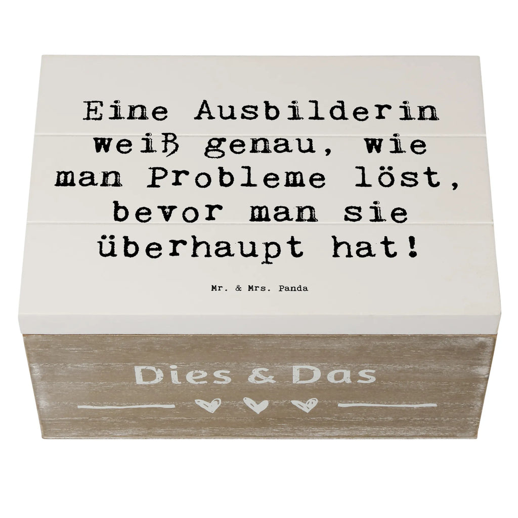 Holzkiste Spruch Eine Ausbilderin weiß genau, wie man Probleme löst, bevor man sie überhaupt hat! Holzkiste, Kiste, Schatzkiste, Truhe, Schatulle, XXL, Erinnerungsbox, Erinnerungskiste, Dekokiste, Aufbewahrungsbox, Geschenkbox, Geschenkdose, Beruf, Ausbildung, Jubiläum, Abschied, Rente, Kollege, Kollegin, Geschenk, Schenken, Arbeitskollege, Mitarbeiter, Firma, Danke, Dankeschön