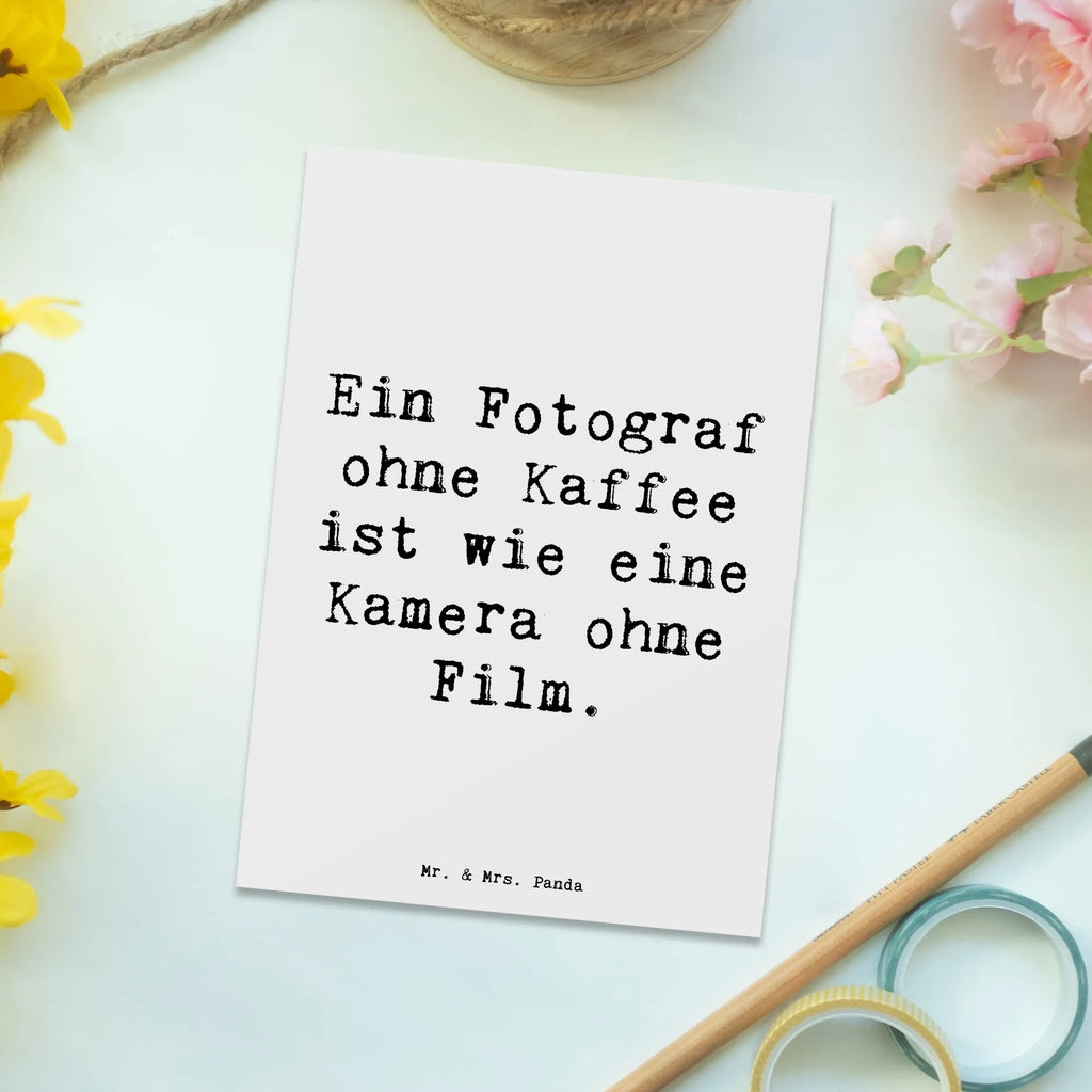 Postkarte Spruch Ein Fotograf ohne Kaffee ist wie eine Kamera ohne Film. Postkarte, Karte, Geschenkkarte, Grußkarte, Einladung, Ansichtskarte, Geburtstagskarte, Einladungskarte, Dankeskarte, Ansichtskarten, Einladung Geburtstag, Einladungskarten Geburtstag, Beruf, Ausbildung, Jubiläum, Abschied, Rente, Kollege, Kollegin, Geschenk, Schenken, Arbeitskollege, Mitarbeiter, Firma, Danke, Dankeschön