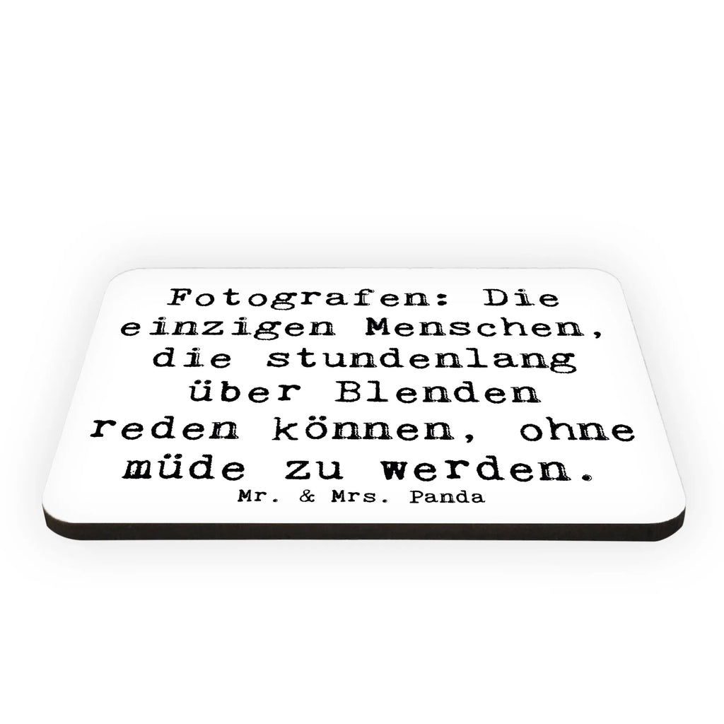 Magnet Spruch Fotografen: Die einzigen Menschen, die stundenlang über Blenden reden können, ohne müde zu werden. Kühlschrankmagnet, Pinnwandmagnet, Souvenir Magnet, Motivmagnete, Dekomagnet, Whiteboard Magnet, Notiz Magnet, Kühlschrank Dekoration, Beruf, Ausbildung, Jubiläum, Abschied, Rente, Kollege, Kollegin, Geschenk, Schenken, Arbeitskollege, Mitarbeiter, Firma, Danke, Dankeschön