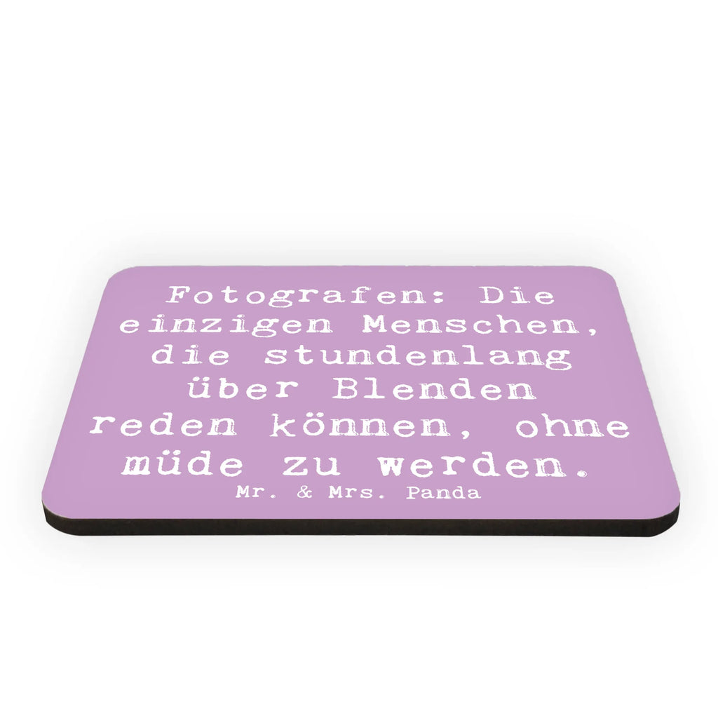 Magnet Spruch Fotografen: Die einzigen Menschen, die stundenlang über Blenden reden können, ohne müde zu werden. Kühlschrankmagnet, Pinnwandmagnet, Souvenir Magnet, Motivmagnete, Dekomagnet, Whiteboard Magnet, Notiz Magnet, Kühlschrank Dekoration, Beruf, Ausbildung, Jubiläum, Abschied, Rente, Kollege, Kollegin, Geschenk, Schenken, Arbeitskollege, Mitarbeiter, Firma, Danke, Dankeschön