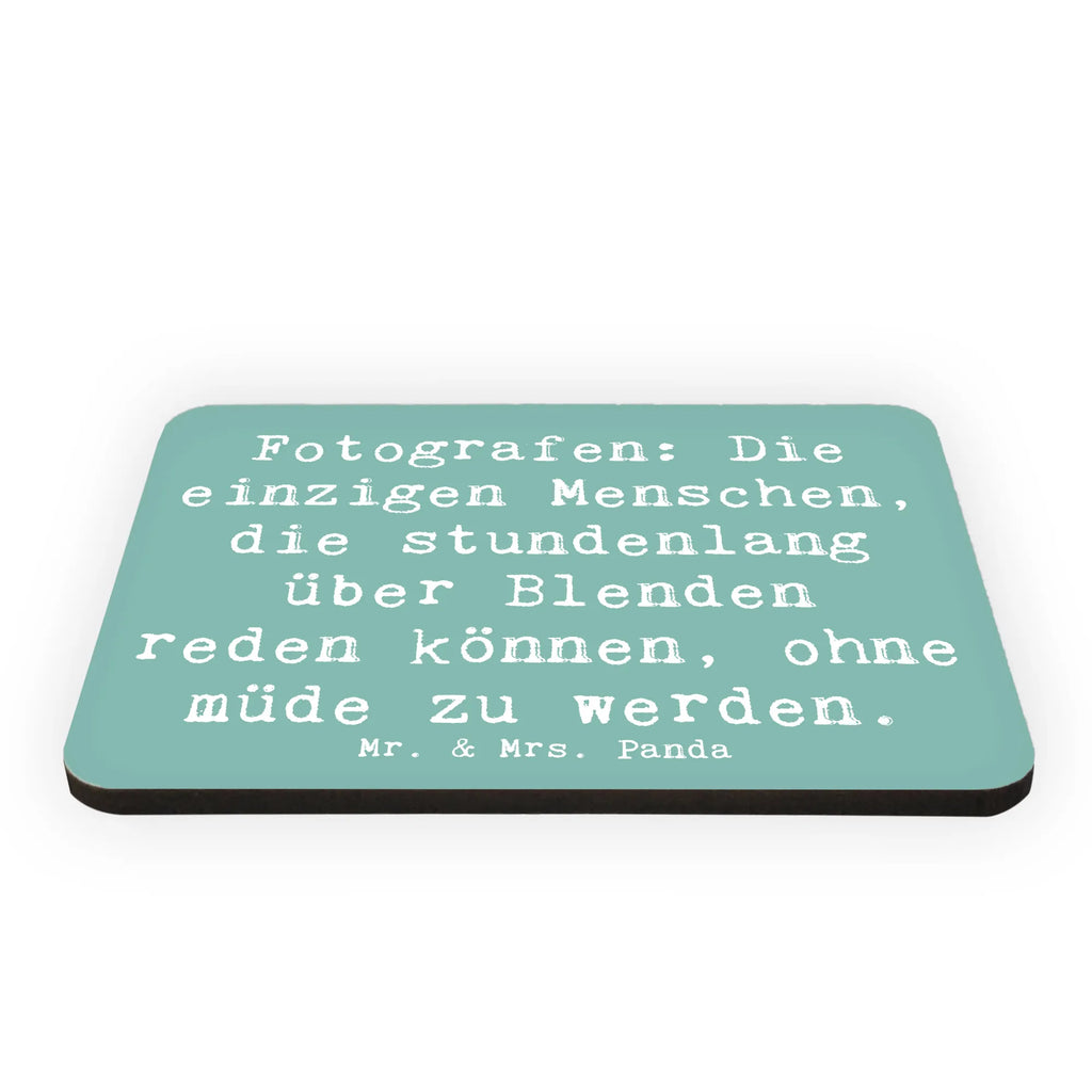 Magnet Spruch Fotografen: Die einzigen Menschen, die stundenlang über Blenden reden können, ohne müde zu werden. Kühlschrankmagnet, Pinnwandmagnet, Souvenir Magnet, Motivmagnete, Dekomagnet, Whiteboard Magnet, Notiz Magnet, Kühlschrank Dekoration, Beruf, Ausbildung, Jubiläum, Abschied, Rente, Kollege, Kollegin, Geschenk, Schenken, Arbeitskollege, Mitarbeiter, Firma, Danke, Dankeschön