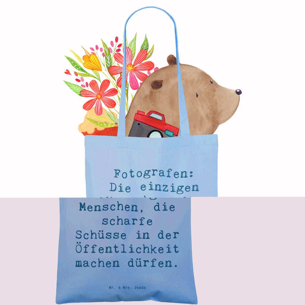 Tragetasche Spruch Fotografen: Die einzigen Menschen, die scharfe Schüsse in der Öffentlichkeit machen dürfen. Beuteltasche, Beutel, Einkaufstasche, Jutebeutel, Stoffbeutel, Tasche, Shopper, Umhängetasche, Strandtasche, Schultertasche, Stofftasche, Tragetasche, Badetasche, Jutetasche, Einkaufstüte, Laptoptasche, Beruf, Ausbildung, Jubiläum, Abschied, Rente, Kollege, Kollegin, Geschenk, Schenken, Arbeitskollege, Mitarbeiter, Firma, Danke, Dankeschön