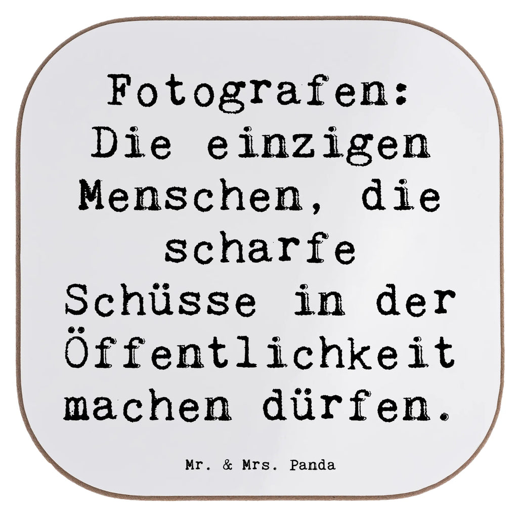 Untersetzer Spruch Fotografen: Die einzigen Menschen, die scharfe Schüsse in der Öffentlichkeit machen dürfen. Untersetzer, Bierdeckel, Glasuntersetzer, Untersetzer Gläser, Getränkeuntersetzer, Untersetzer aus Holz, Untersetzer für Gläser, Korkuntersetzer, Untersetzer Holz, Holzuntersetzer, Tassen Untersetzer, Untersetzer Design, Beruf, Ausbildung, Jubiläum, Abschied, Rente, Kollege, Kollegin, Geschenk, Schenken, Arbeitskollege, Mitarbeiter, Firma, Danke, Dankeschön