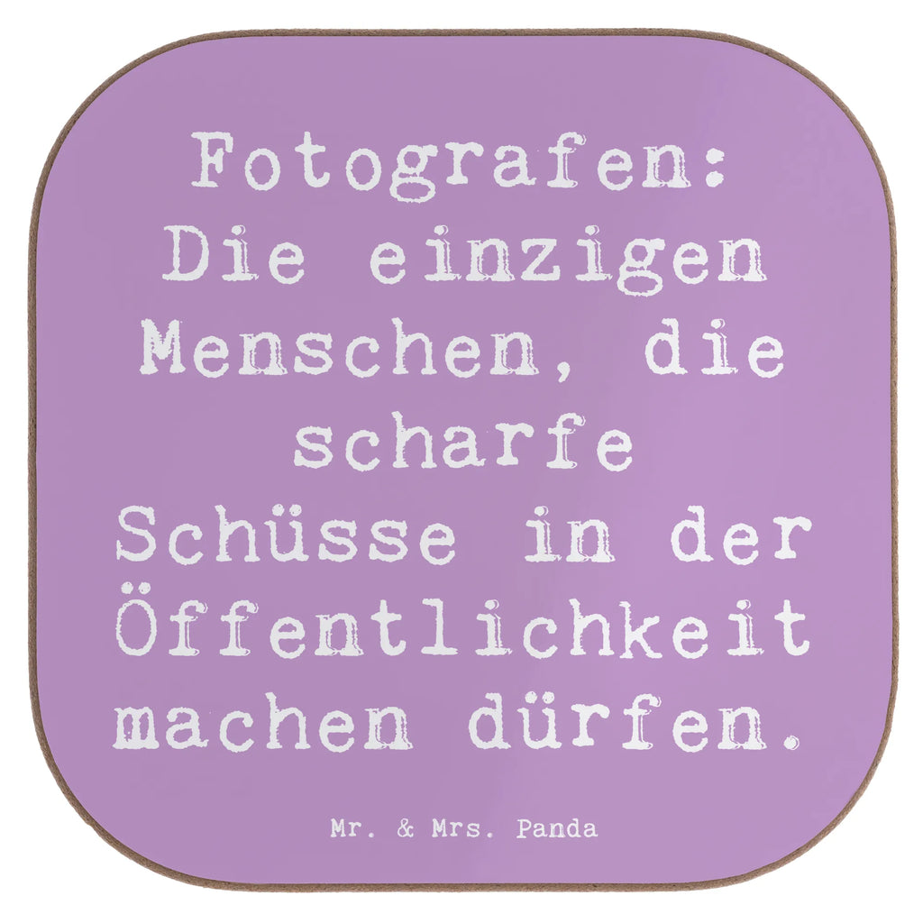 Untersetzer Spruch Fotografen: Die einzigen Menschen, die scharfe Schüsse in der Öffentlichkeit machen dürfen. Untersetzer, Bierdeckel, Glasuntersetzer, Untersetzer Gläser, Getränkeuntersetzer, Untersetzer aus Holz, Untersetzer für Gläser, Korkuntersetzer, Untersetzer Holz, Holzuntersetzer, Tassen Untersetzer, Untersetzer Design, Beruf, Ausbildung, Jubiläum, Abschied, Rente, Kollege, Kollegin, Geschenk, Schenken, Arbeitskollege, Mitarbeiter, Firma, Danke, Dankeschön