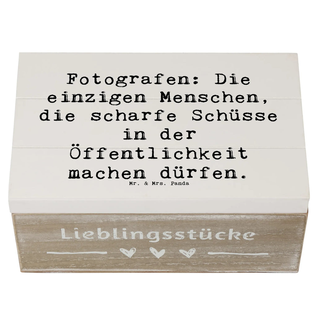 Holzkiste Spruch Fotografen: Die einzigen Menschen, die scharfe Schüsse in der Öffentlichkeit machen dürfen. Holzkiste, Kiste, Schatzkiste, Truhe, Schatulle, XXL, Erinnerungsbox, Erinnerungskiste, Dekokiste, Aufbewahrungsbox, Geschenkbox, Geschenkdose, Beruf, Ausbildung, Jubiläum, Abschied, Rente, Kollege, Kollegin, Geschenk, Schenken, Arbeitskollege, Mitarbeiter, Firma, Danke, Dankeschön