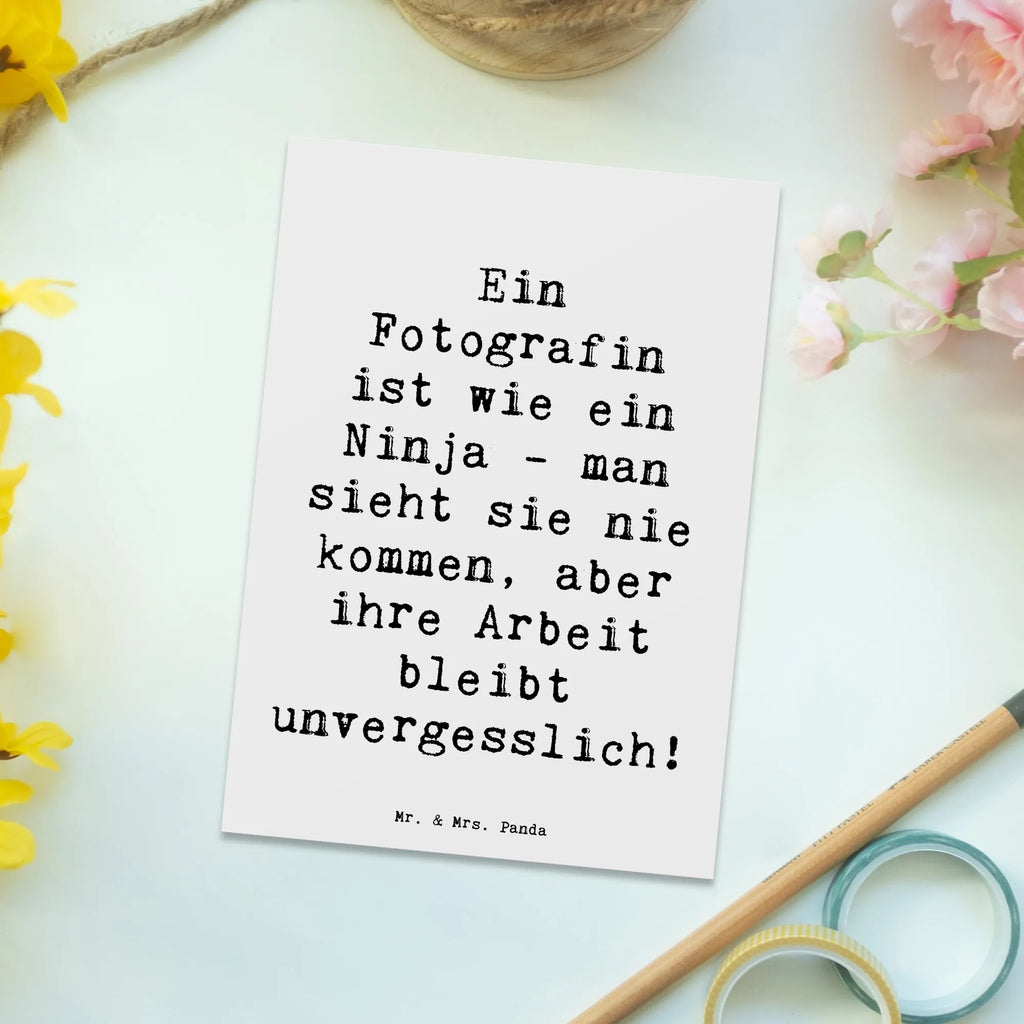 Postkarte Spruch Ein Fotografin ist wie ein Ninja - man sieht sie nie kommen, aber ihre Arbeit bleibt unvergesslich! Postkarte, Karte, Geschenkkarte, Grußkarte, Einladung, Ansichtskarte, Geburtstagskarte, Einladungskarte, Dankeskarte, Ansichtskarten, Einladung Geburtstag, Einladungskarten Geburtstag, Beruf, Ausbildung, Jubiläum, Abschied, Rente, Kollege, Kollegin, Geschenk, Schenken, Arbeitskollege, Mitarbeiter, Firma, Danke, Dankeschön